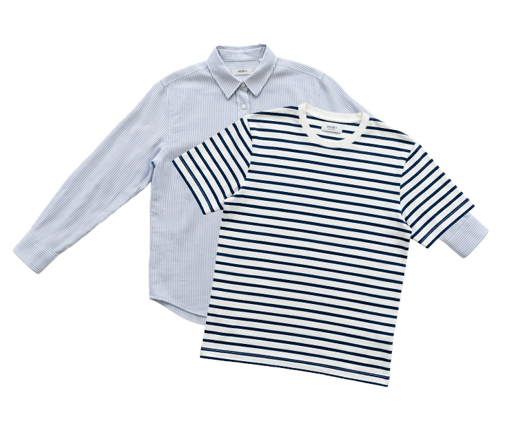 niebieska kosuzla damska na na niej płasko rozłożony t-shirt w paski