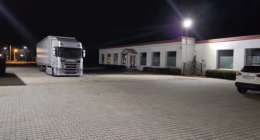ciężarówka przed siedzibą firmy Uspol clothing